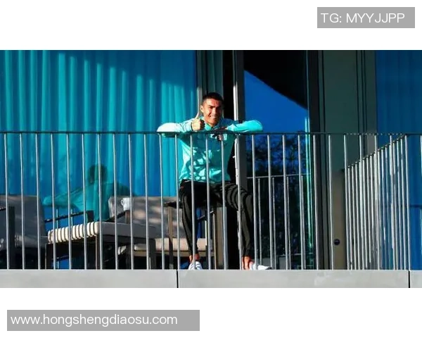 足球明星悠闲晒太阳的惬意时刻尽显运动魅力与生活态度