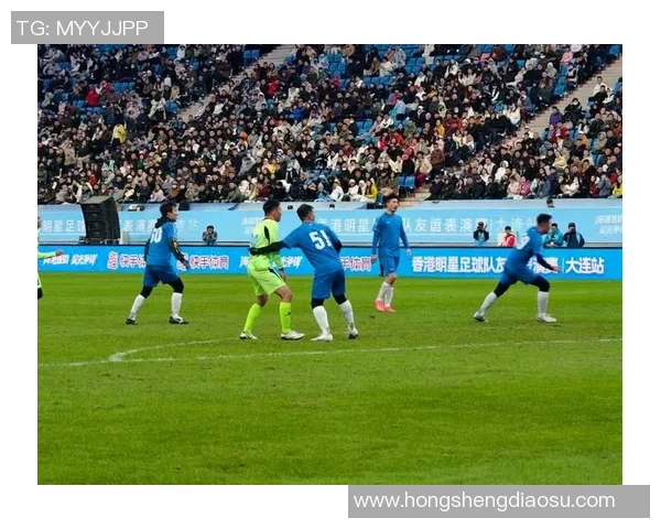 踢足球明星摆手视频引发热议球迷们的欢呼与期待交织在一起