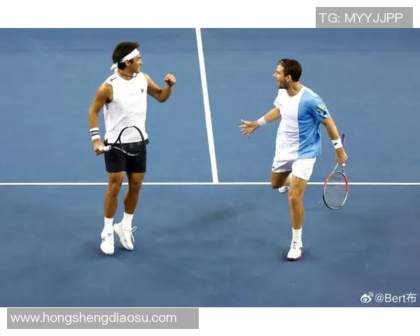 欧洲足球明星球迷热情追随偶像的背后故事与感人瞬间